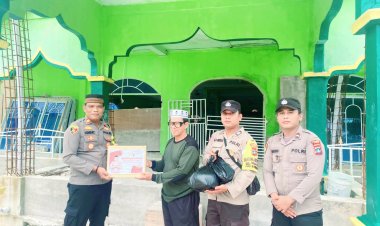 IPTU Hendri Kunjungi Pengurus Mesjid AL-Ikhlas dan Mesjid AT-Taubah Serahkan Bantuan Paket Sembako dari Kapolres Lingga