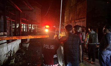 Respon Cepat Personel Polres Lingga Datangi TKP Kebakaran Rumah Warga di Desa Bukit Abun