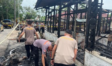 IPTU Arpen dan Personel Sat Samapta Polres Lingga Bersihkan Puing-Puing Sisa Kebakaran di Bukit Abun