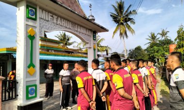KOMPOL Andi Sutrisno, A.Md.,S.H.,M.H., Pimpin Bersih-Bersih di Masjid Miftahul Jannah Desa Setajam