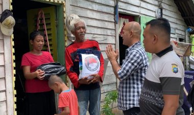 IPTU Romi Charles, S.H.,M.H., Datangi Rumah Warga Disabilitas Serahkan Paket Sembako dari Kapolres Lingga