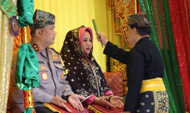 Kapolda Kepri Irjen Pol. Asep Safrudin Diterima dengan Prosesi Tepuk Tepung Tawar Adat Melayu