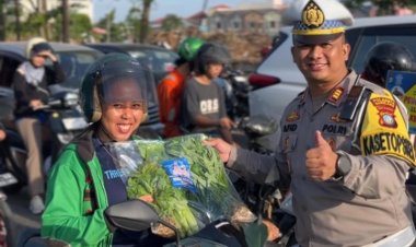 Dalam Operasi Keselamtan Seligi 2025 Satlantas Polresta Barelang Kembali Membagikan Helm, Sayuran Dan Goodie Bag Kepada Masyarakat Pengguna Jalan Raya