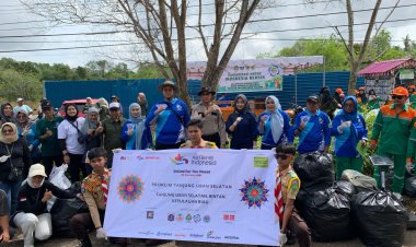 Memperingati Hari Peduli Sampah Nasional, Polsek Bintan Utara Bersama Kecamatan Bintan Utara Laksanakan Gotong Royong