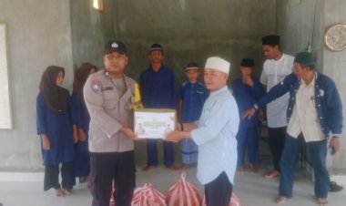Brigpol M.W. Sibuea Berikan Paket Sembako dari Kapolres Lingga untuk Anak-anak Kampung Romadhan Darul Qalam