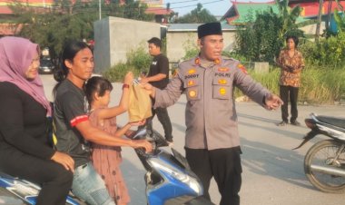 Saat Kapolsek Bengkong dan Anggotanya Berbagi 150 Takjil ke Pengguna Jalan di Bulan Ramadan