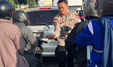 Ramadhan Berkah  Pembagian takjil Pada Bulan suci Ramadhan 1446 H / 2025 M oleh Polsek Lubuk Baja kepada Masyarakat  Pengguna Jalan