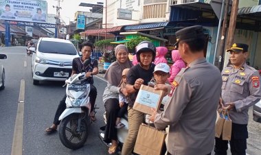 Kapolsek Meral dan Bhayangkari Bagikan Takjil dalam Rangka HUT Polda Kepri ke-20