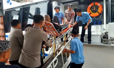 Kapolsek KKP Iptu Taufik dan Personel Bantu Warga Sakit Naik Ferry ke Batam untuk Pengobatan