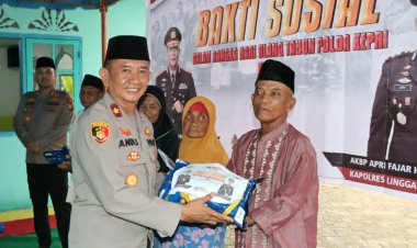 Polres Lingga Gelar Bakti Sosial HUT ke-20 Polda Kepri, Salurkan Sembako untuk Masyarakat Komunitas Adat Terpencil (KAT) Sungai Buluh