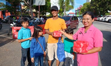 POLSEK KKP DAN BHAYANGKARI BAGIKAN TAKJIL DALAM RANGKA HUT POLDA KEPRI KE-20