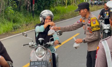 Polsek Daik Lingga Bagikan Ratusan Takjil Ramadhan 1446 H Dalam Rangka HUT ke-20 Polda Kepri kepada Masyarakat