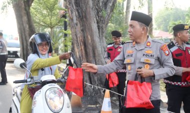 Polres Karimun Bagikan Takjil Ramadhan kepada Masyarakat dalam Rangka HUT ke-20 Polda Kepri