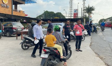 Jumat Berkah, Personil Unit Reskrim Polsek Bengkong Bagikan Paket Makanan Pada Pengguna Jalan Jelang Berbuka Puasa
