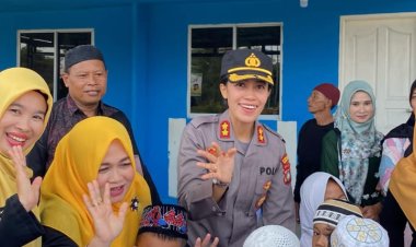 Mendidik Anak untuk Berbagi, Kapolres Bintan Berbagi takjil pada anak - anak