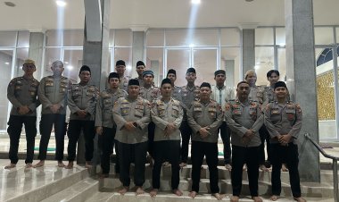 Jelang Ramadan, Polresta Barelang Gelar Sholat Subuh Berjamaah di Masjid Darussalam KDA
