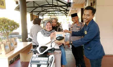Polsek Moro dan Bhayangkari Bagikan Takjil dalam Rangka HUT Polda Kepri ke-20