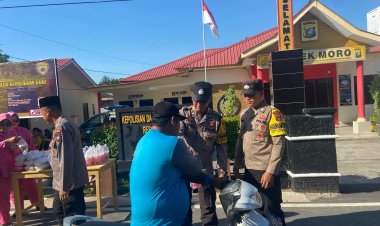 Polsek Moro Beserta Bhayangkari Bagikan Takjil Dalam Rangka HUT Polda Kepri Ke-20