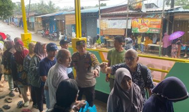 Bhabinkamtibmas Sei Harapan dampingi Sei Study Group Batam Salurkan Bantuan di Kampung Agas Sekupang