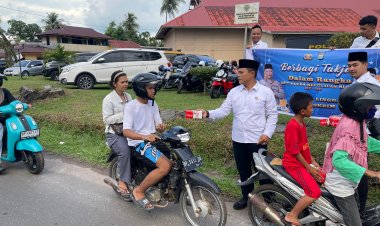 IPTU Hendri Seberangi Lautan Salurkan Paket Sembako HUT ke-20 Polda  Kepri kepada Masyarakat di Dusun Ulu Temiang