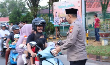 Perdana bagi polres lingga berbagi takjil Akbar Di Bulan Ramadhan untuk Masyarakat Dabo Singkep