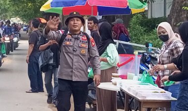 Polisi Roker Ade Irawan Tebar Kebaikan, Bagikan Takjil di Simpang Batu Ampar