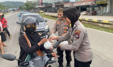 POLSEK SEKUPANG BAGIKAN 300 PAKET TAKJIL UNTUK MASYARAKAT, CIPTAKAN RAMADHAN PENUH BERKAH