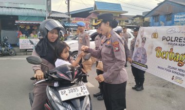 Pembagian Takjil Bulan Suci Ramadhan 1446 H/2025 M Oleh Kapolres Bintan Bersama Polwan Polres Bintan Kepada Masyarakat Bintan Utara
