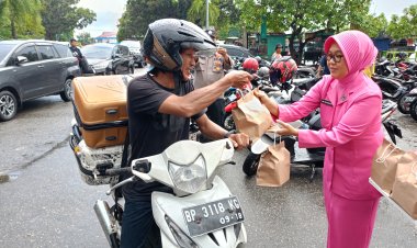 Polsek KKP dan Bhayangkari Bagikan Takjil untuk Penumpang di Pelabuhan Tanjung Balai Karimun