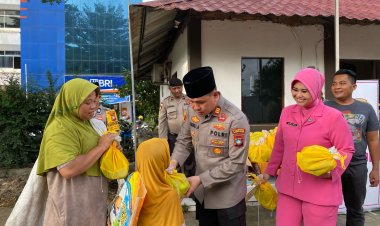 POLSEK BATU AMPAR DAN BHAYANGKARI BAGIKAN 100 TAKJIL GRATIS KEPADA PENGENDARA