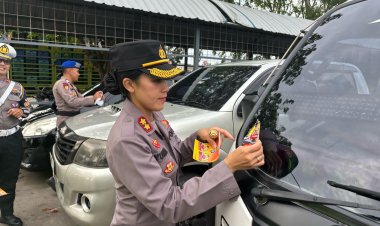 Pembagian Stiker Himbauan Mudik Aman Oleh Kapolres Bintan Kepada Masyarakat Kabupaten Bintan