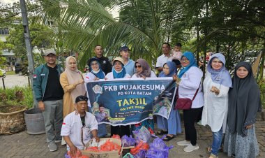PKB PUJAKESUMA Kota Batam Bagikan 500 Paket Takjil di Simpang Lampu Merah Putri Hijau Sagulung
