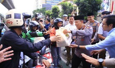Masyarakat Antusias Saat Kapolri Turun Langsung Berbagi Takjil