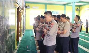 Polres Bintan Sholat Ghaib untuk 3 Personel Polda Lampung yang Gugur Tertembak