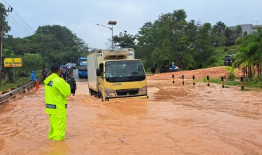 RESPON CEPAT DITLANTAS POLDA KEPRI ATASI KEMACETAN AKIBAT BANJIR DI BATAM