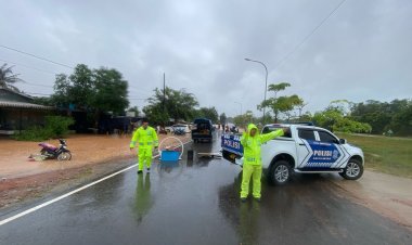 RESPON CEPAT DITLANTAS POLDA KEPRI ATASI KEMACETAN AKIBAT BANJIR DI BATAM