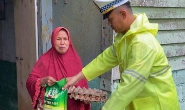 Patroli Pengalihan Arus Lalu Lintas Dikarenakan Banjir Dan Pemberian Bantuan Sembako Terhadap Masyarakat Terdampak Banjir Di Kecamatan Bintan Timur