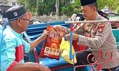 Polsek KKP Salurkan Bansos kepada Penarik Becak di Pelabuhan Karimun