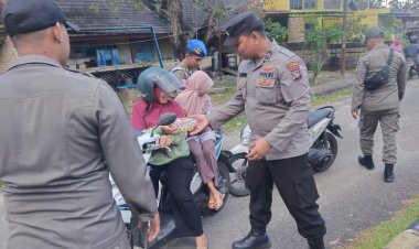 Tebar Kepedulian di Bulan Ramadhan, Sat Tahti Polres Lingga Bagikan Takjil untuk Warga Dabo Singkep