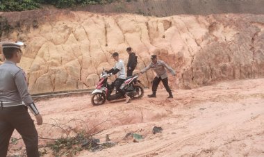 Polri Untuk Masyarakat: Bripka Iwan Santoso Bantu Pengendara Melewati Jalan Berlumpur di Pelabuhan Roro Penarik