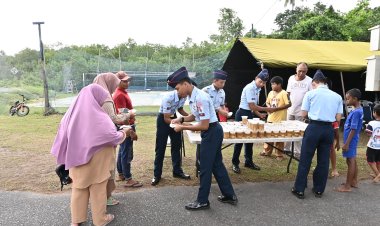 Bakti Sosial HUT ke-79 TNI AU, Lanud RSA Natuna Bagikan Sembako dan Takjil ke Warga