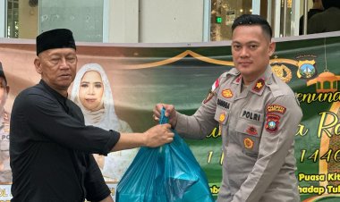 Kapolda Kepri dan Ibu Bagikan Takjil kepada Jamaah Masjid di Batam