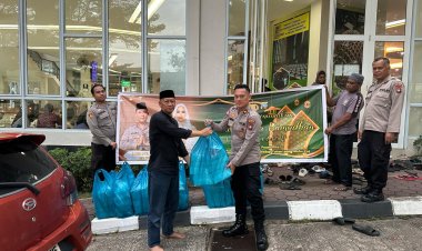 Kapolda Kepri Bagikan Nasi Kotak di Masjid Jabal Arafah untuk Jamaah Berbuka Puasa