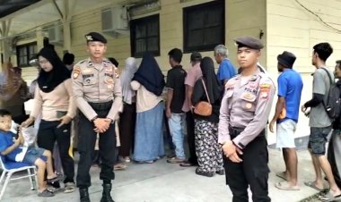 Polres Lingga Kawal Penyaluran 181 Paket Sembako bagi Pekerja Harian Lepas dalam Kegiatan Bakti Sosial Disnakertrans