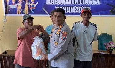 Polres Lingga Kawal Penyaluran 181 Paket Sembako bagi Pekerja Harian Lepas dalam Kegiatan Bakti Sosial Disnakertrans