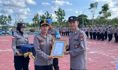 Kapolres Bintan Memberikan Penghargaan Kepada Personel Yang Berprestasi