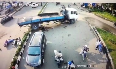 Truk Rem Blong Tabrak Pengendara Motor di Simpang Tiban Centre, Batam