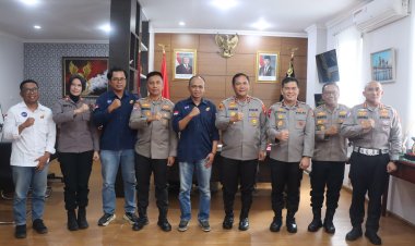 IRJEN.POL. ASEP SAFRUDIN KAPOLDA KEPRI TERIMA SILAHTURAHMI BATAM TV DORONG LITERASI MEDIA UNTUK GEN Z