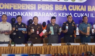 KEJAKSAAN NEGERI BATAM HADIRI KONFERENSI PERS PENINDAKAN BARANG KENA CUKAI ILEGAL