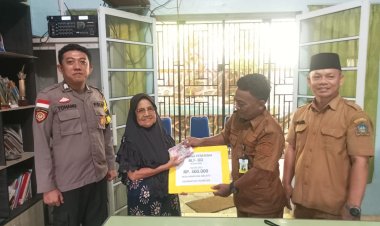Bhabinkamtibmas Dampingi Pembagian BLT Dana Desa Secara Tunai